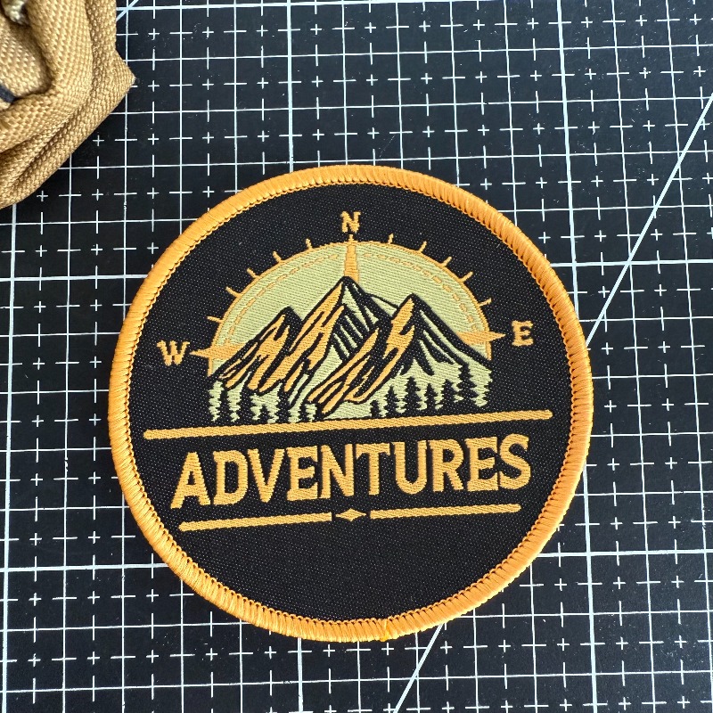 Outdoor Adventure Backpack - แผ่นปักลายเข็มทิศภูเขาสำหรับการผจญภัย แผ่นป้ายติดแบบตะขอและห่วง สำหรับติดกระเป๋าเป้สะพายหลัง เหมาะสำหรับกิจกรรมกลางแจ้ง ตั้งแคมป์ และเดินป่า
